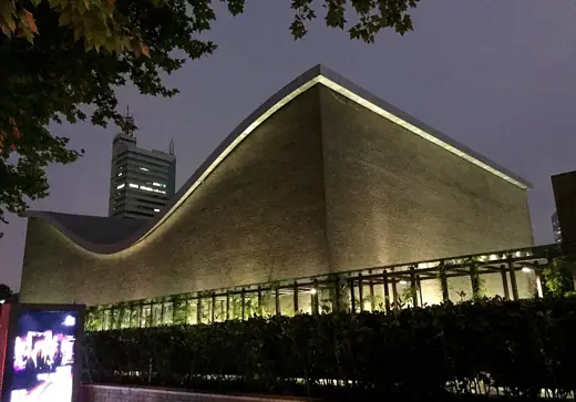 Photo 2: Exterior