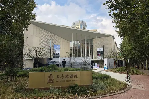 Photo 1: Exterior