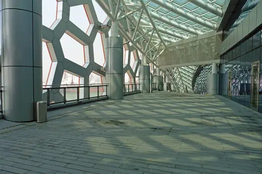Photo 4: Exterior