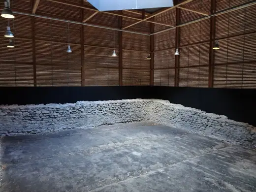 Photo 2: Exterior · Römische Ruinen im Schutzbau über der archäologischer Fundstelle im Welschdörfli in Chur