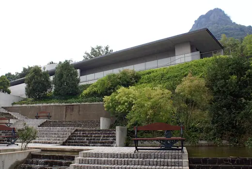 Photo 1: Exterior