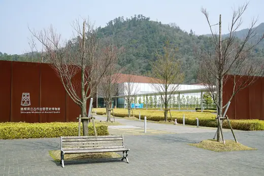 Photo 3: Exterior