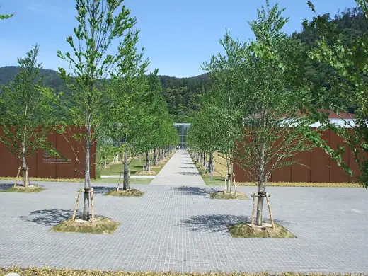 Photo 4: Exterior