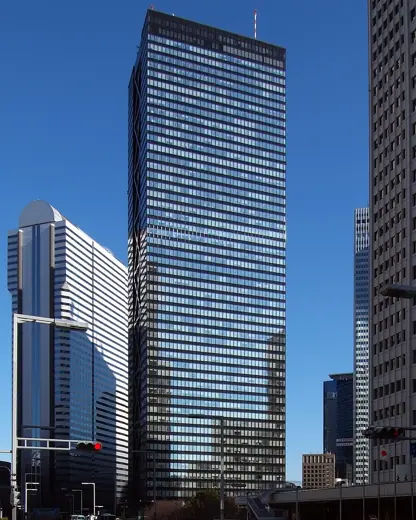 Photo 1: Exterior