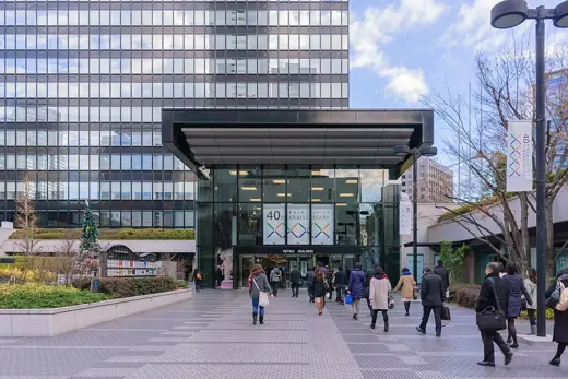 Photo 3: Exterior