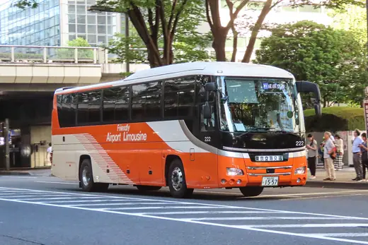 Photo 2: Exterior · A Hino S'elega HD 2TG-RU1ASDA to Narita