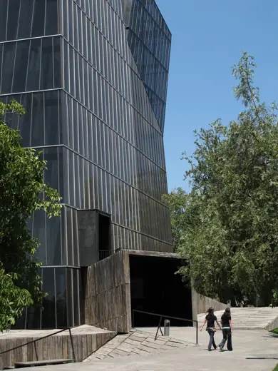Photo 4: Exterior