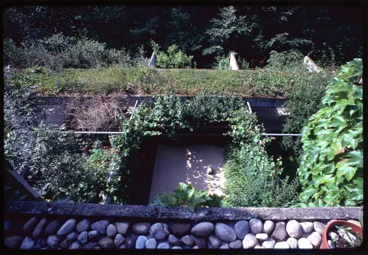 Photo 3: Exterior