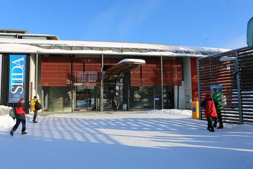 Photo 1: Exterior