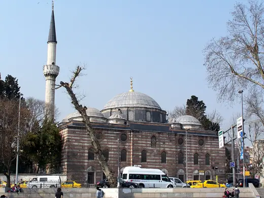 Photo 1: Exterior