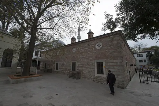 Photo 3: Exterior