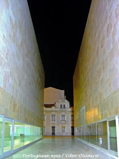 Photo 2: Exterior