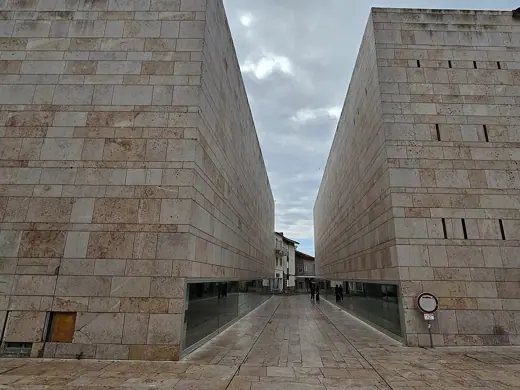 Photo 3: Exterior