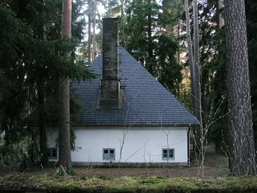 Photo 2: Exterior