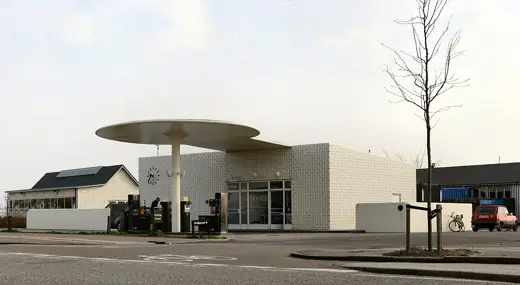 Photo 2: Exterior · Tankstation tegnet af Arne Jacobsen, Skovshoved