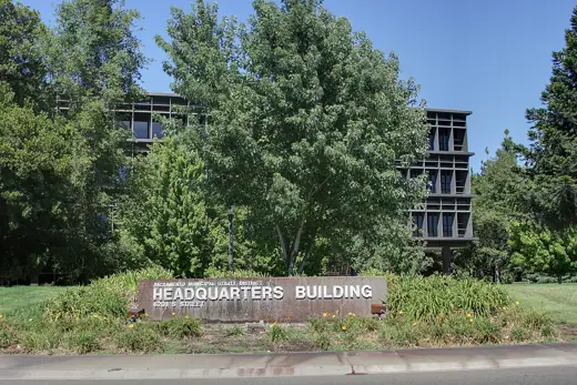 Photo 4: Exterior