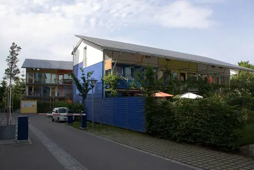 Photo 1: Exterior