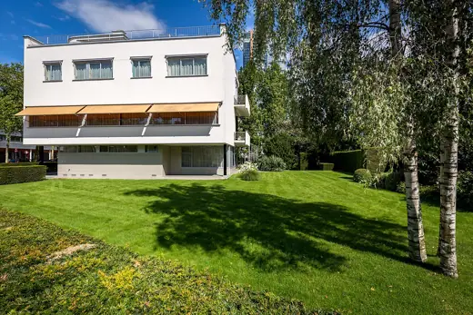 Photo 3: Exterior