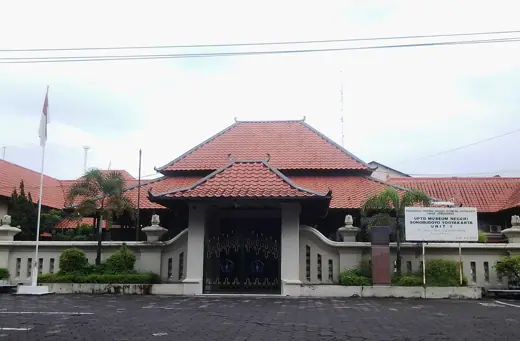 Photo 1: Exterior