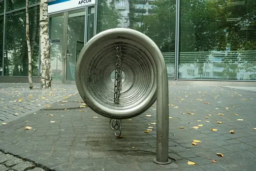 Photo 3: Exterior · Fahrradständer in Spiralform am Sony-Center, Berlin