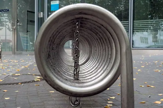 Photo 4: Exterior · Fahrradständer in Spiralform am Sony-Center, Berlin