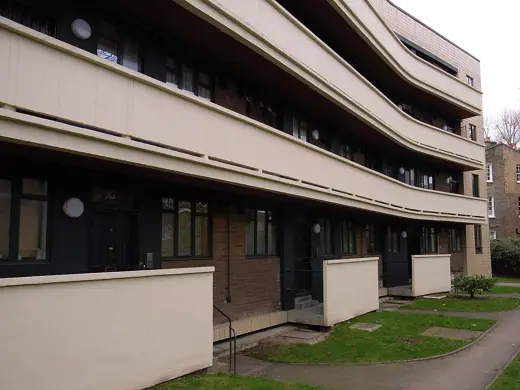 Photo 1: Exterior