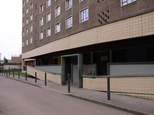 Photo 2: Exterior