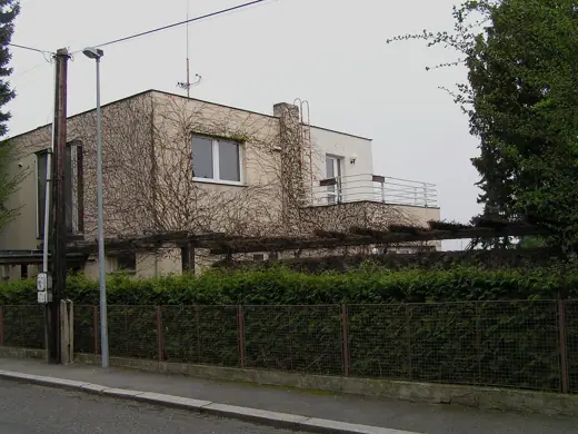 Photo 3: Context