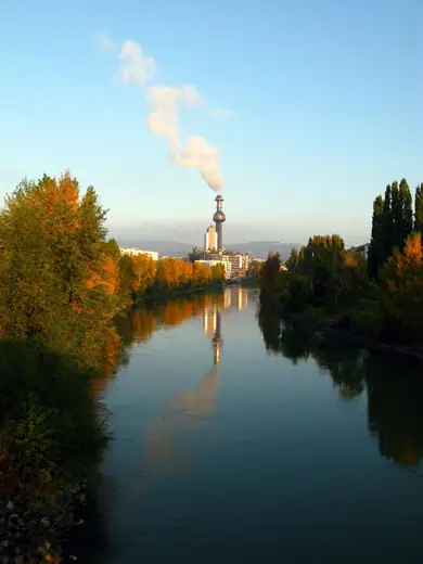 Photo 4: Exterior · South view of District Heating Plant Spittelau, Vienna / Austria / European Union