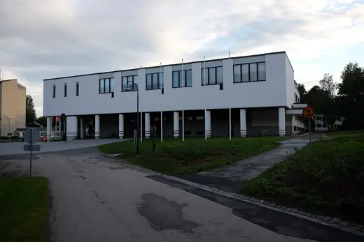 Photo 2: Exterior