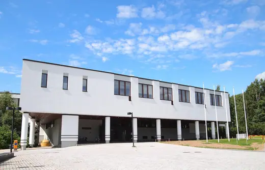 Photo 3: Exterior