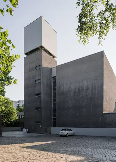 Photo 2: Exterior · Kirche im Brutalismus Stil in Berlin