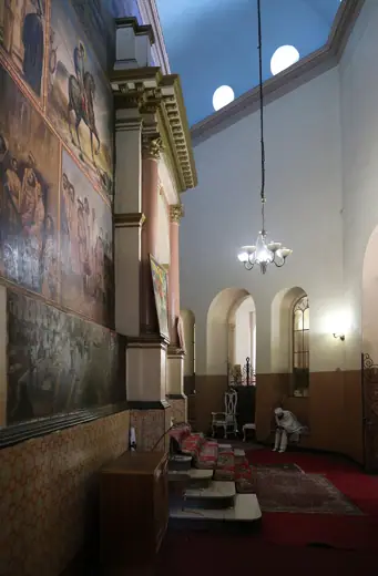 Photo 4: Interior · St
