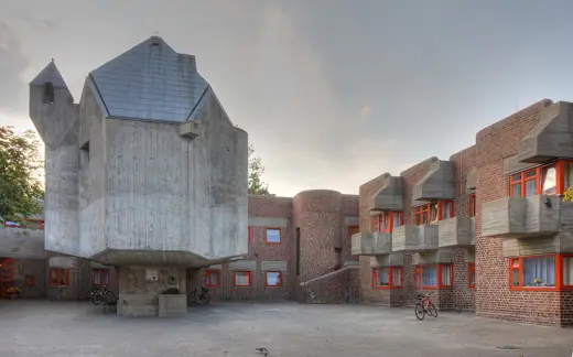 Photo 1: Exterior