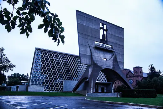 Photo 4: Exterior · St