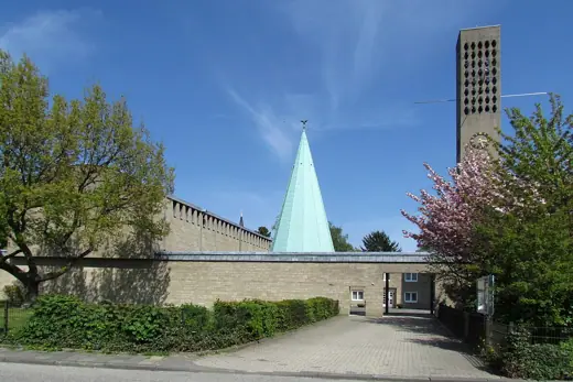 Photo 4: Exterior