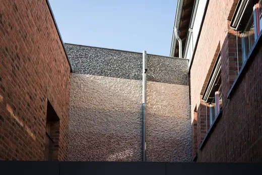 Photo 1: Exterior