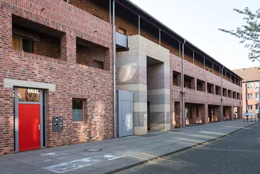 Photo 2: Exterior