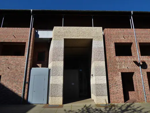 Photo 3: Exterior