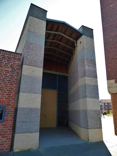 Photo 4: Exterior