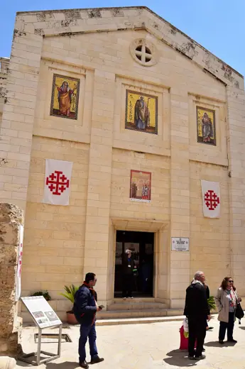 Photo 4: Exterior
