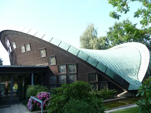 Photo 1: Exterior