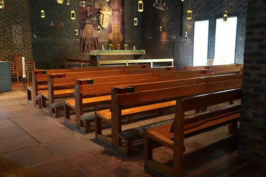 Photo 6: Interior · Markuskyrkan, Björkhagen, kyrkbänkar med vadderade knäfall