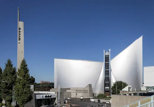 Photo 2: Exterior