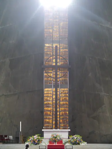 Photo 5: Interior · Altar of the Cathedral of St