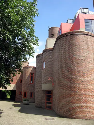 Photo 2: Exterior