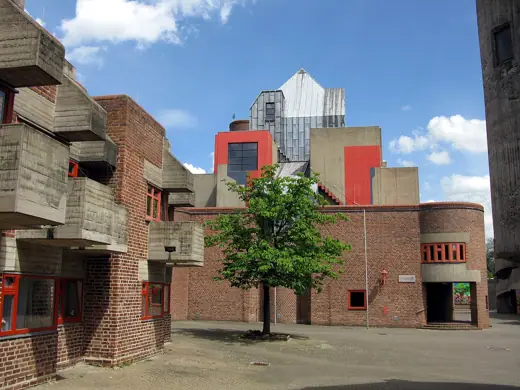 Photo 4: Exterior
