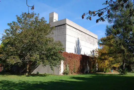 Photo 4: Exterior