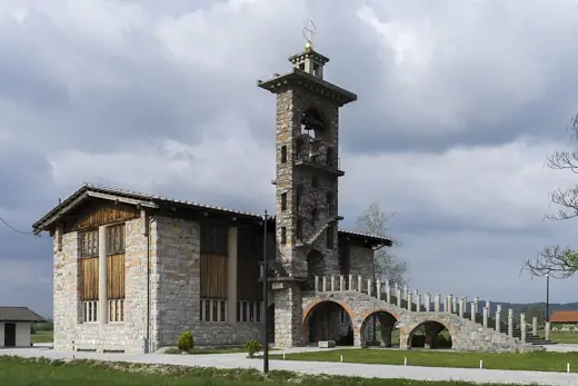 Photo 1: Exterior
