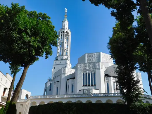 Photo 3: Exterior